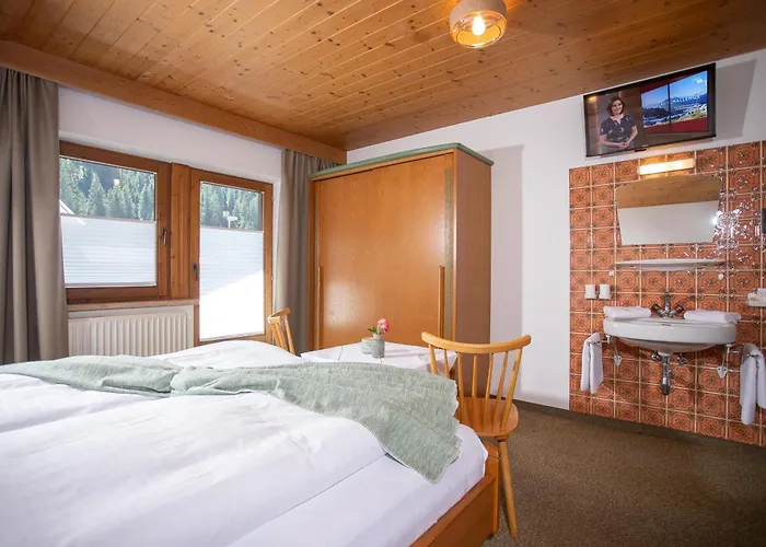 Wiesenau, * Тукс